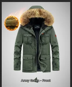 Dettaglio di parka da uomo verde militare con spessa fodera in pile e cappuccio in pelliccia
