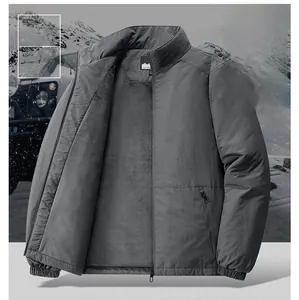 Détail d'une veste d'hiver grise doublée polaire avec tissu coupe-vent et thermique