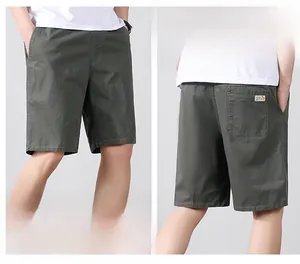 Vue détaillée avant et arrière d'un short cargo en coton vert foncé avec taille élastique