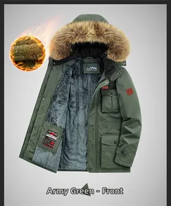 Dettaglio del parka invernale verde militare con fodera in pelliccia e isolamento