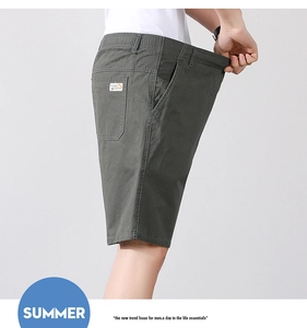 Détail du short cargo en coton pour hommes avec taille élastique et poches latérales