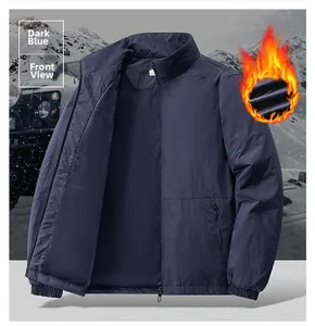 Détail d'une veste d'extérieur bleu marine avec doublure chaude et texture coupe-vent
