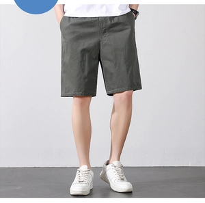 Détail d'un short en coton vert olive avec une coupe droite et une taille élastique confortable