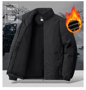 Détail de la veste d'extérieur coupe-vent avec doublure polaire chaude et tissu imperméable