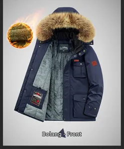 Dettaglio del parka blu reale con fodera in pile spessa e bordo del cappuccio in pelliccia