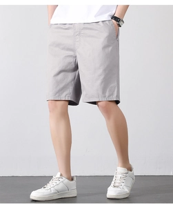 Détail montrant la coupe et la texture en coton du short cargo décontracté pour hommes