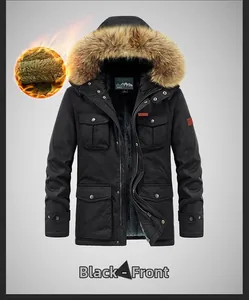 Dettaglio del parka invernale da uomo con fodera in pelliccia e grandi tasche