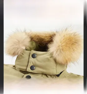 Dettaglio del parka invernale con collo in ecopelliccia e bottoni in metallo incisi