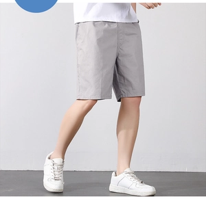 Détail du short décontracté gris pour homme en pur coton avec texture de tissu fine