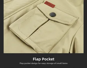 Dettaglio della tasca del parka kaki con bottone in metallo ed etichetta logo rossa