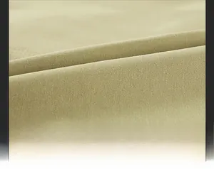 Vista macro del tessuto kaki che mostra una trama fitta e un materiale caldo