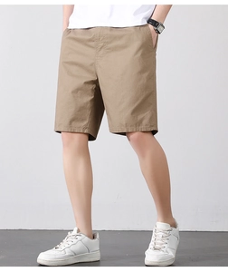 Short décontracté en coton kaki pour hommes avec t-shirt blanc pour un look d'été