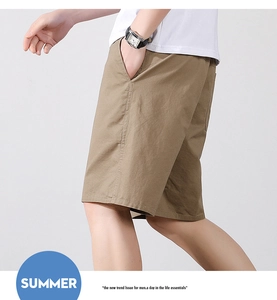 Détail du short d'été en coton kaki avec poches latérales en biais et tissu sergé