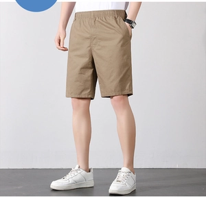 Détail d'un short en coton kaki avec taille élastique confortable et poches latérales