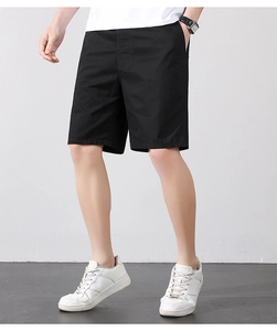 Détail du short décontracté en coton noir pour homme avec poches latérales et coupe ajustée