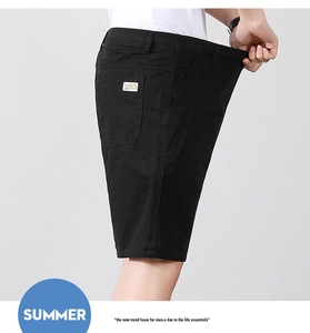Détail de la taille élastique extensible sur ce short en coton noir pour hommes