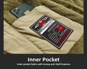 Dettaglio della tasca interna del parka con fodera in pile e specifiche tecniche outdoor