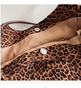 Detailansicht der Leopard-Einkaufstasche mit Magnetverschluss und Reißverschlussfach