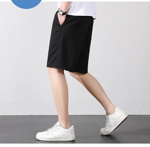Short décontracté en coton noir pour homme, coupe ample cargo vu sous un angle de 45 degrés