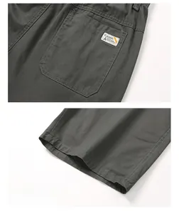 Détail du short cargo gris foncé avec poche arrière classique et ourlet de jambe droit