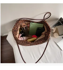 Geräumiges Tascheninnere der Leoparden-Tote mit Platz für Tablet, Handy und Geldbörse