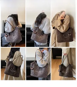 Detailansicht der großen Shopper-Tasche mit Leopardenmuster und braunen Leder-Schultergurten