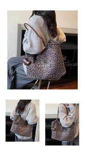 Detailansicht der Wildleder-Einkaufstasche mit Leopardenmuster und C'est lavie-Schriftzug