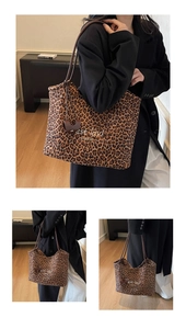 Detail der Totebag mit Leopardenmuster, weißer Schrift und langen braunen Schultergurten