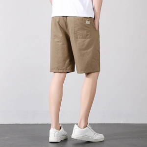 Short cargo homme en coton kaki, coupe ample, vue de dos pour un style décontracté chic