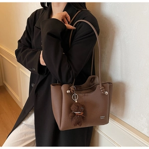 Borsa tote in pelle martellata marrone con tracolla e un grazioso ciondolo a forma di orso