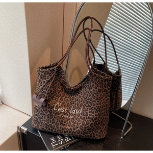 Detailansicht der Wildleder-Einkaufstasche mit Leopardenmuster und Stickerei