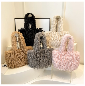 Collection de sacs cabas en peluche en blanc, noir, gris et kaki, style automne