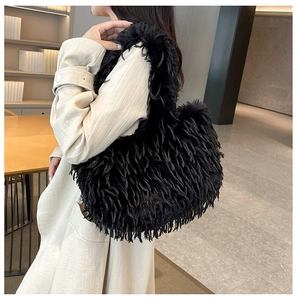 Gros plan d'un sac bandoulière en fausse fourrure noire avec texture franges pour l'hiver