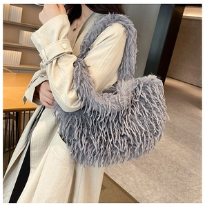 Sac à épaule tendance en peluche grise pour femme porté avec un trench-coat beige