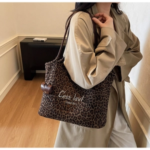 Details zur Totebag mit Leopardenmuster, Slogan und kleiner brauner Ledertasche