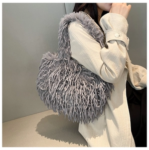 Gros plan d'un sac cabas en fausse fourrure grise avec texture douce sur mannequin