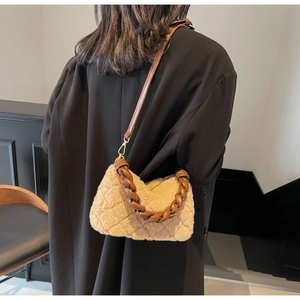 Détail du sac bandoulière beige en fausse fourrure avec matelassage et sangle tressée
