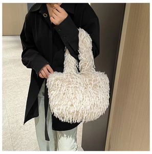 Détail du sac cabas en fausse fourrure blanche montrant la texture douce et la large poignée