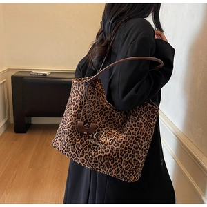 Detailansicht der großen Shopper-Tasche mit Leopardenmuster und braunen Schultergurten