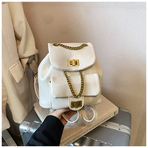 Detailansicht des cremeweißen PU-Lederrucksacks mit goldener Kette und Metalldrehverschlüssen