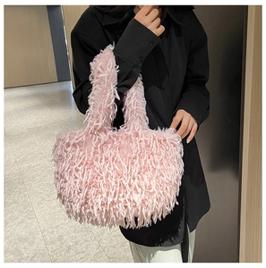 Détail de la texture d'un sac cabas en fausse fourrure rose au pelage long et doux