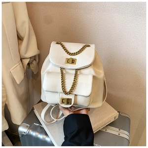 Detailansicht eines weißen Lederrucksacks mit Goldkette und Retro-Drehverschluss