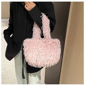 Détail du sac cabas rose en fausse fourrure d'autruche avec une texture douce et chic