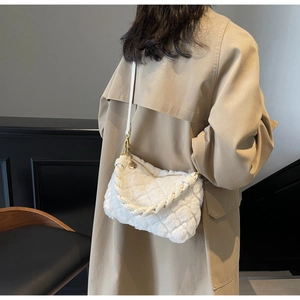 Détail du sac bandoulière blanc en peluche matelassé avec ferrures dorées