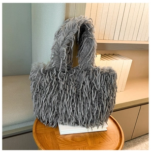 Détail macro du sac cabas en fausse fourrure grise montrant la texture douce