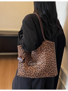 Große Shopper-Tasche mit Leopardenmuster, Wildleder-Optik und braunen Ledergriffen