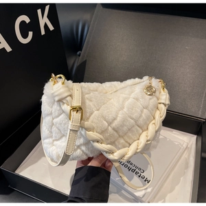 Gros plan du sac en peluche matelassé blanc crème avec chaîne dorée et boîte cadeau