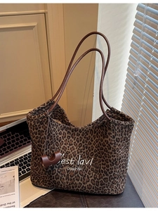 Große Shopper-Tasche mit Leopardenmuster aus Wildleder und langen braunen Henkeln