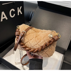 Détail d'un sac à main en peluche kaki avec bandoulière dans un coffret cadeau