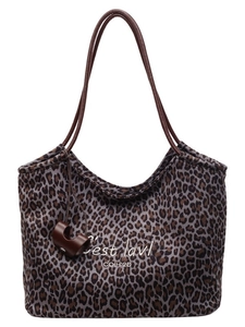 Leopard-Print Wildleder-Tragetasche mit braunen Griffen und stilvollem Schriftzug